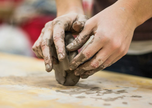 ateliers créatifs Bordeaux - mains en train de faire du modelage