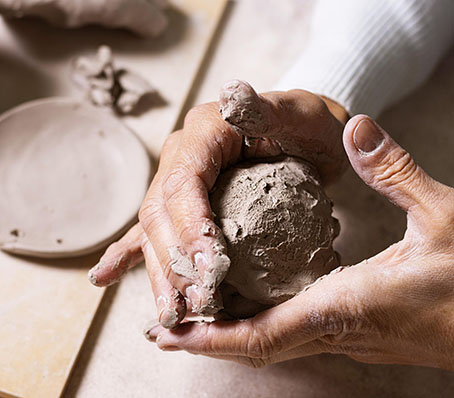 atelier-modelage-adulte-03 Atelier de modelage Bordeaux - mains façonnant la terre
